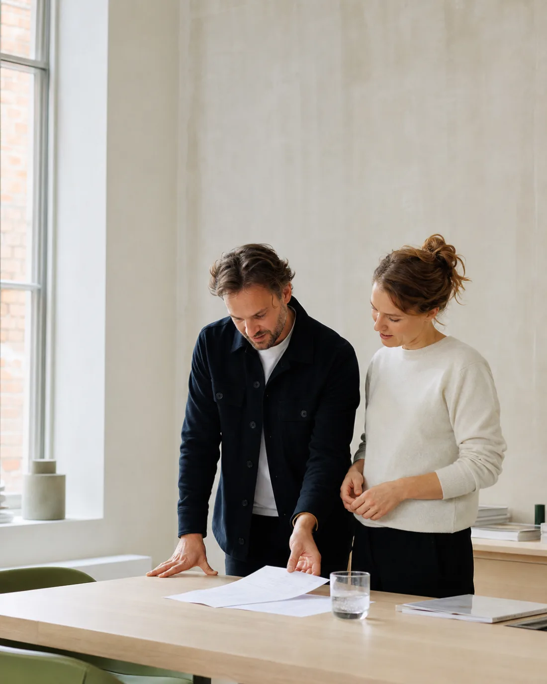 Ondernemer en adviseur bespreken een document