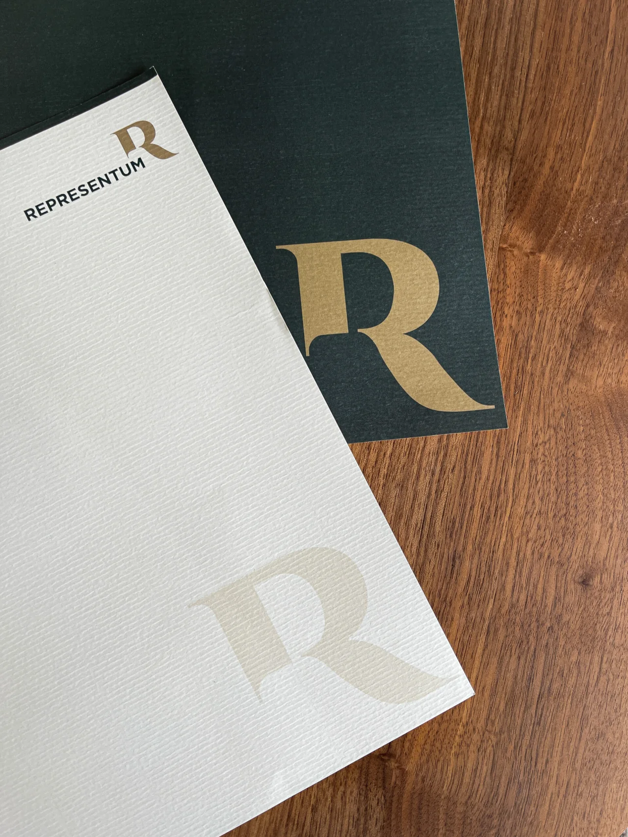 Representum huisstijl op briefpapier en presentatiemap